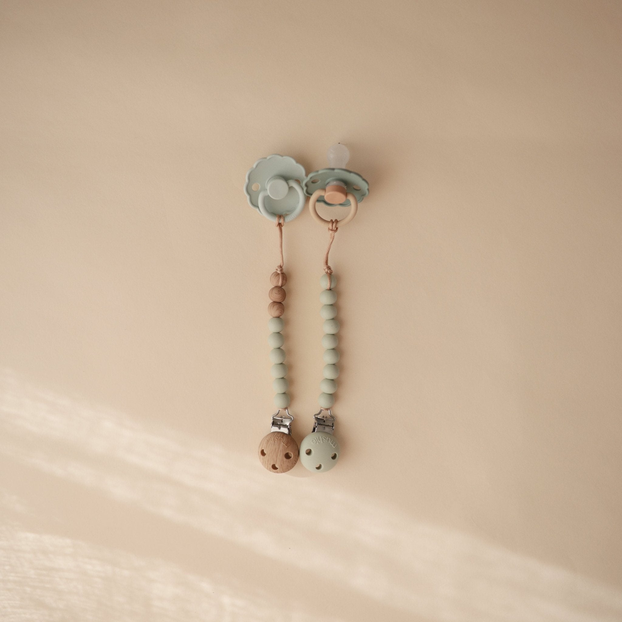 Silicone Pacifier Clip | Hera - Tenth & Pine - Pacifier Clip - Tradewinds