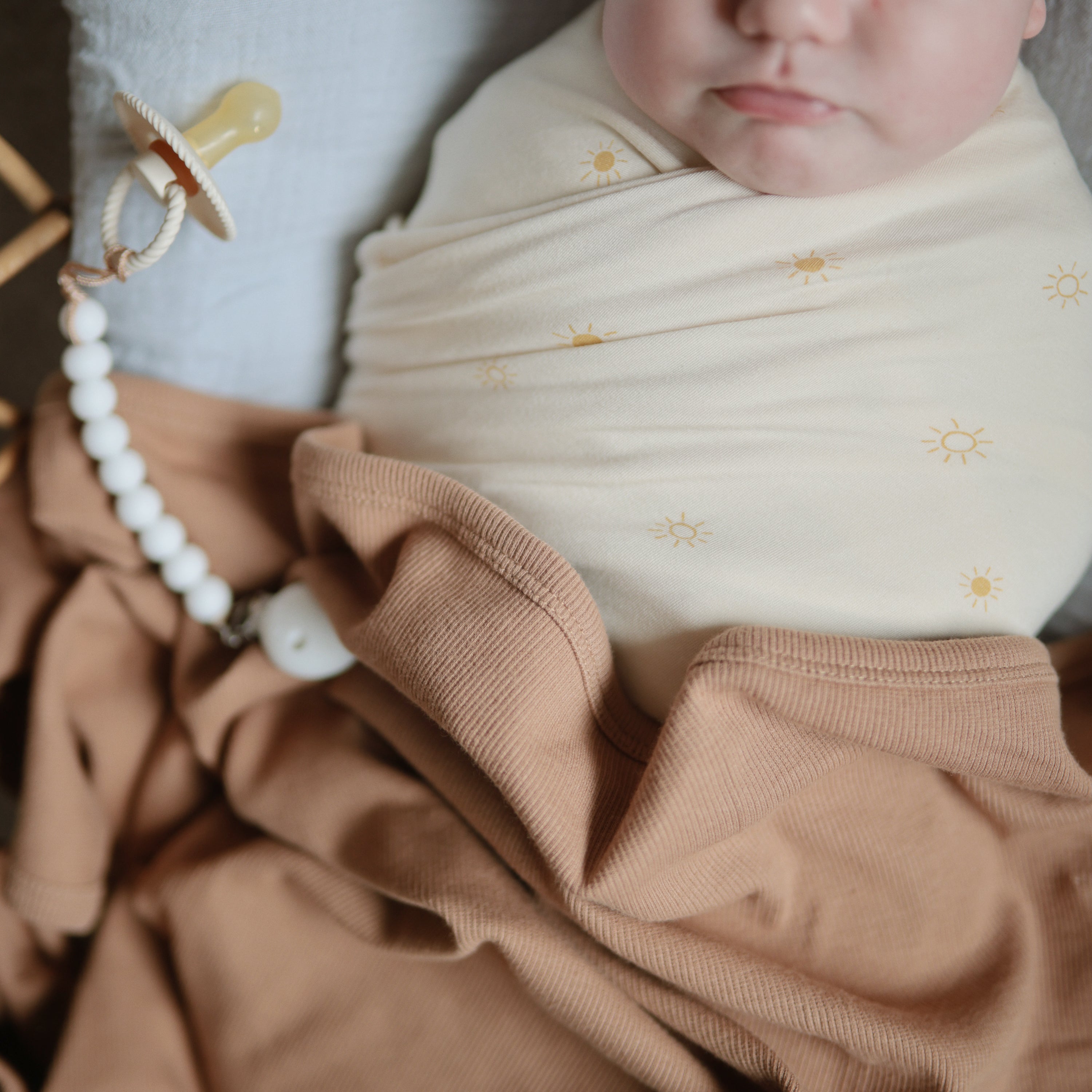 Silicone Pacifier Clip | Hera - Tenth & Pine - Pacifier Clip - Tradewinds