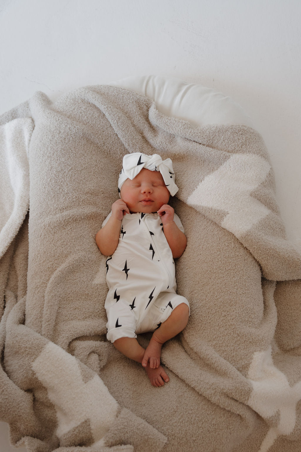 Shortie Bamboo Zip | White &amp; Black Lightning Bolt