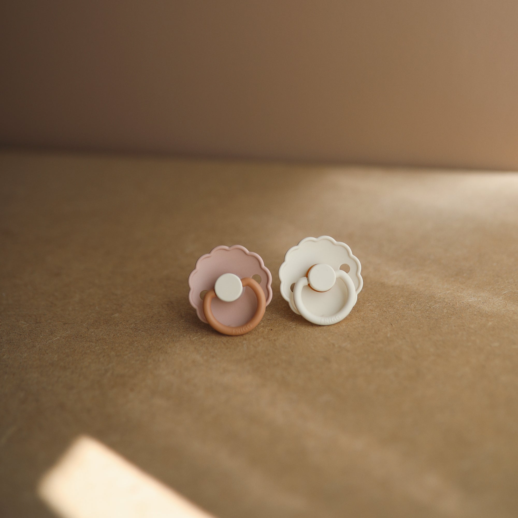 FRIGG Daisy Natural Rubber Pacifier 2 - Pack - Tenth &amp; Pine - FRIGG PACIFIERS - 6 - 18 months - Pink Cream/Poppy