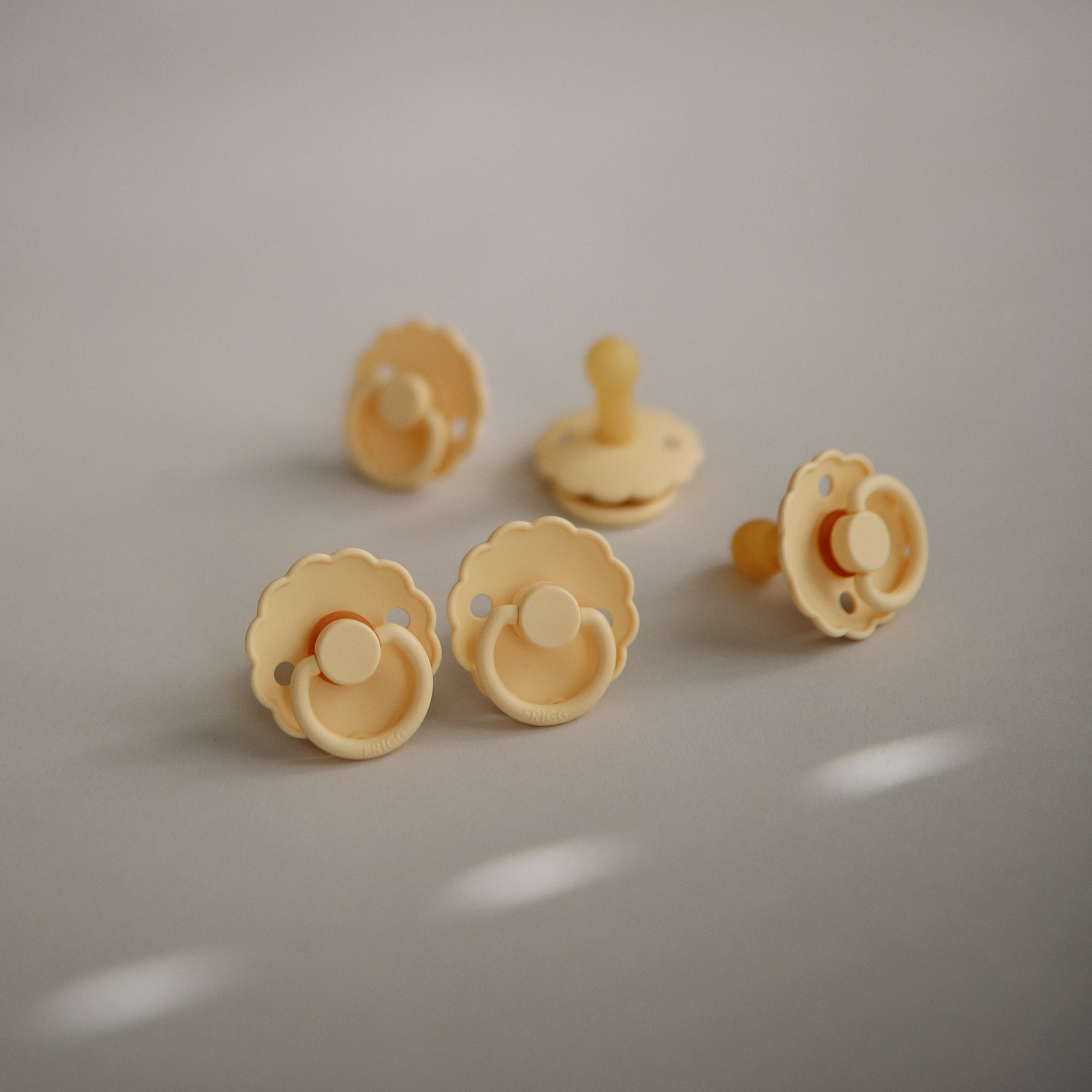 FRIGG Daisy Natural Rubber Pacifier 2 - Pack - Tenth &amp; Pine - FRIGG PACIFIERS - 6 - 18 months - Pink Cream/Poppy