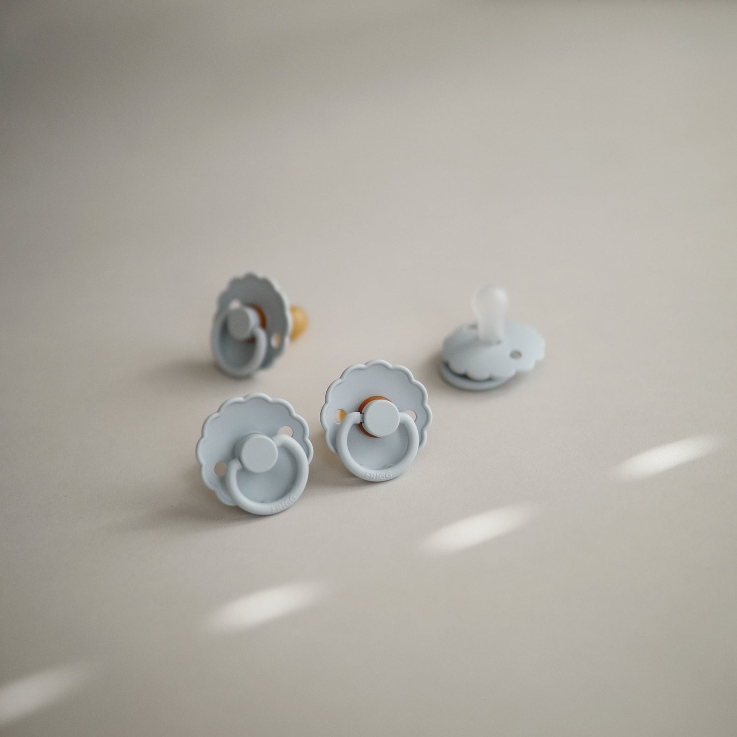 FRIGG Daisy Natural Rubber Pacifier 2 - Pack - Tenth &amp; Pine - FRIGG PACIFIERS - 6 - 18 months - Pink Cream/Poppy