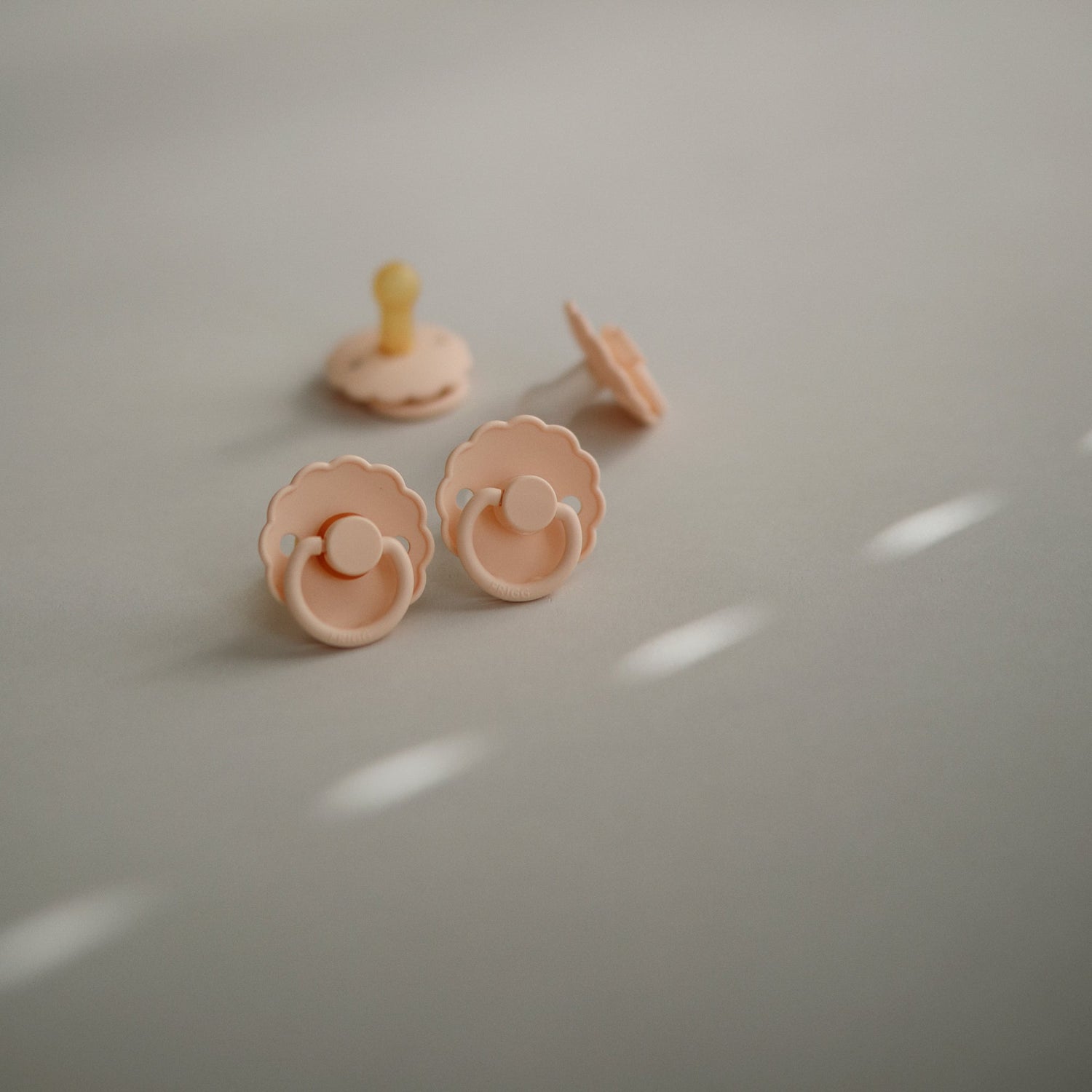 FRIGG Daisy Natural Rubber Pacifier 2 - Pack - Tenth &amp; Pine - FRIGG PACIFIERS - 6 - 18 months - Pink Cream/Poppy