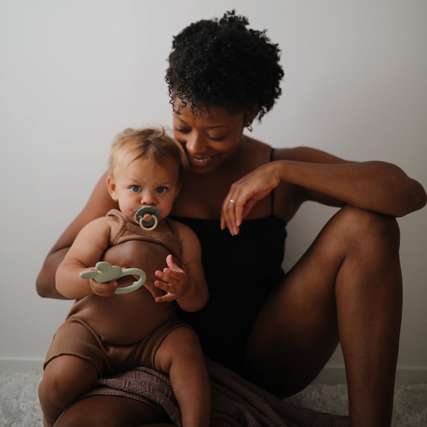 FRIGG Daisy Natural Rubber Pacifier 2 - Pack - Tenth &amp; Pine - FRIGG PACIFIERS - 6 - 18 months - Pink Cream/Poppy