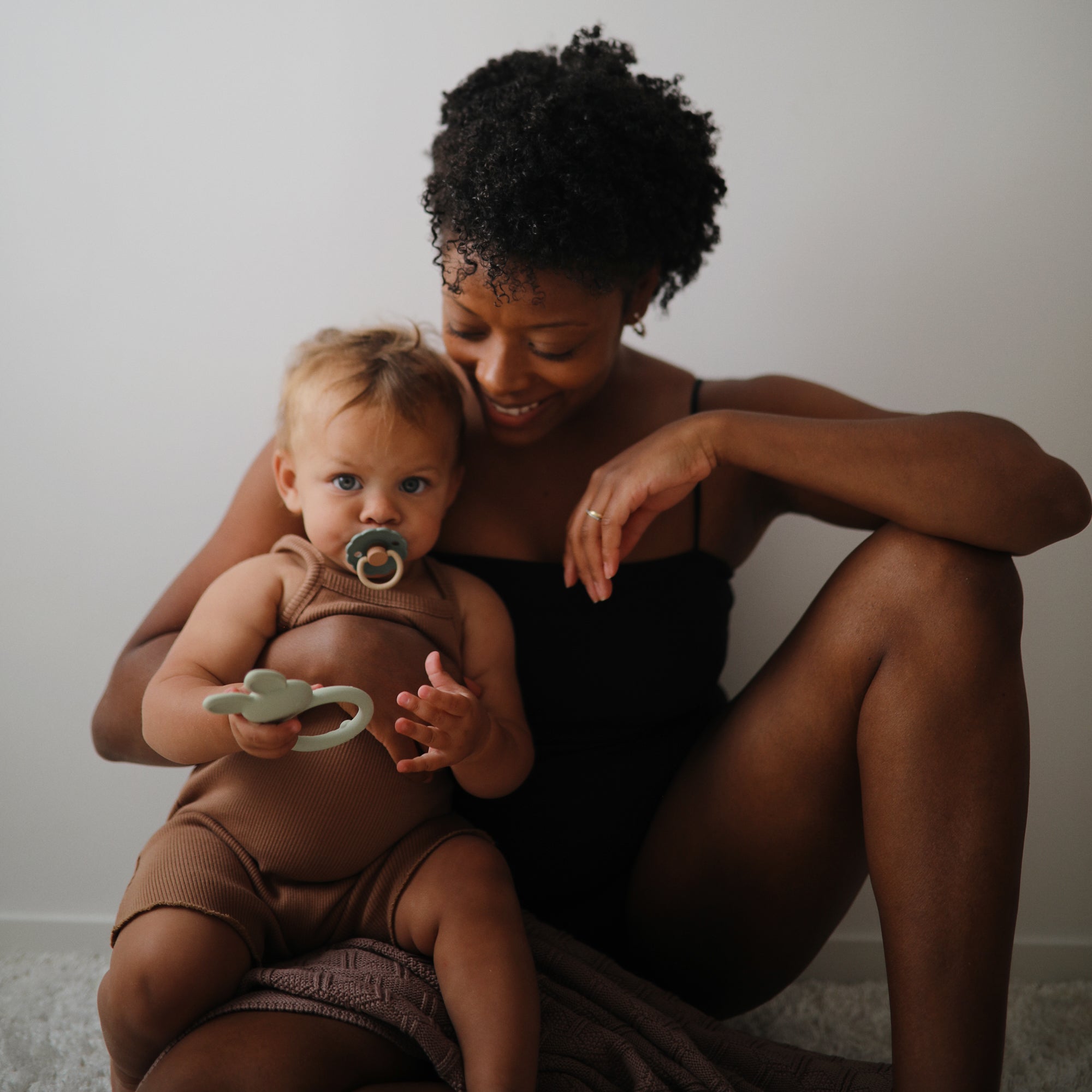 FRIGG Daisy Natural Rubber Pacifier 2 - Pack - Tenth &amp; Pine - FRIGG PACIFIERS - 6 - 18 months - Pink Cream/Poppy