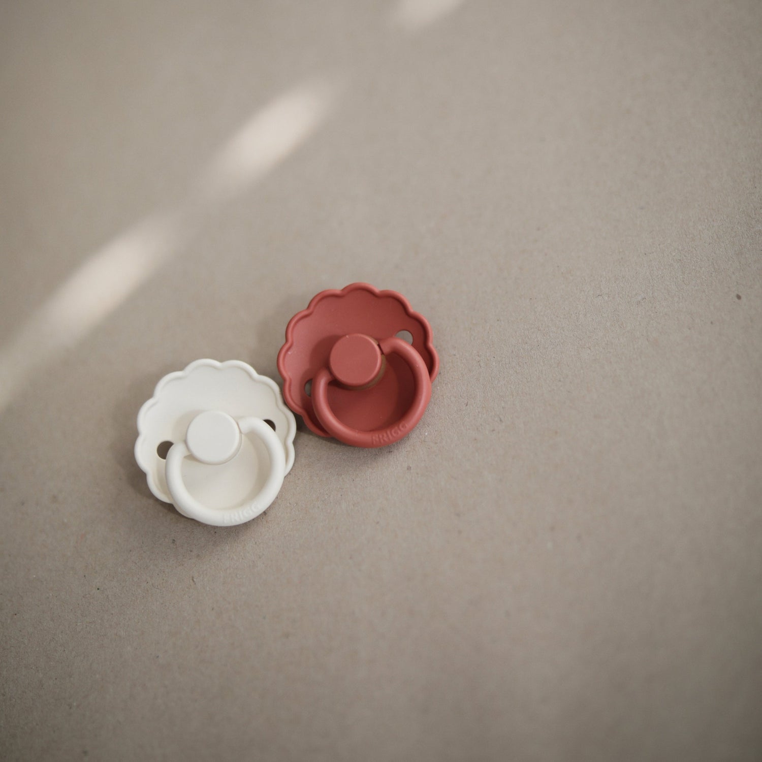 FRIGG Daisy Natural Rubber Pacifier 2 - Pack - Tenth &amp; Pine - FRIGG PACIFIERS - 6 - 18 months - Pink Cream/Poppy