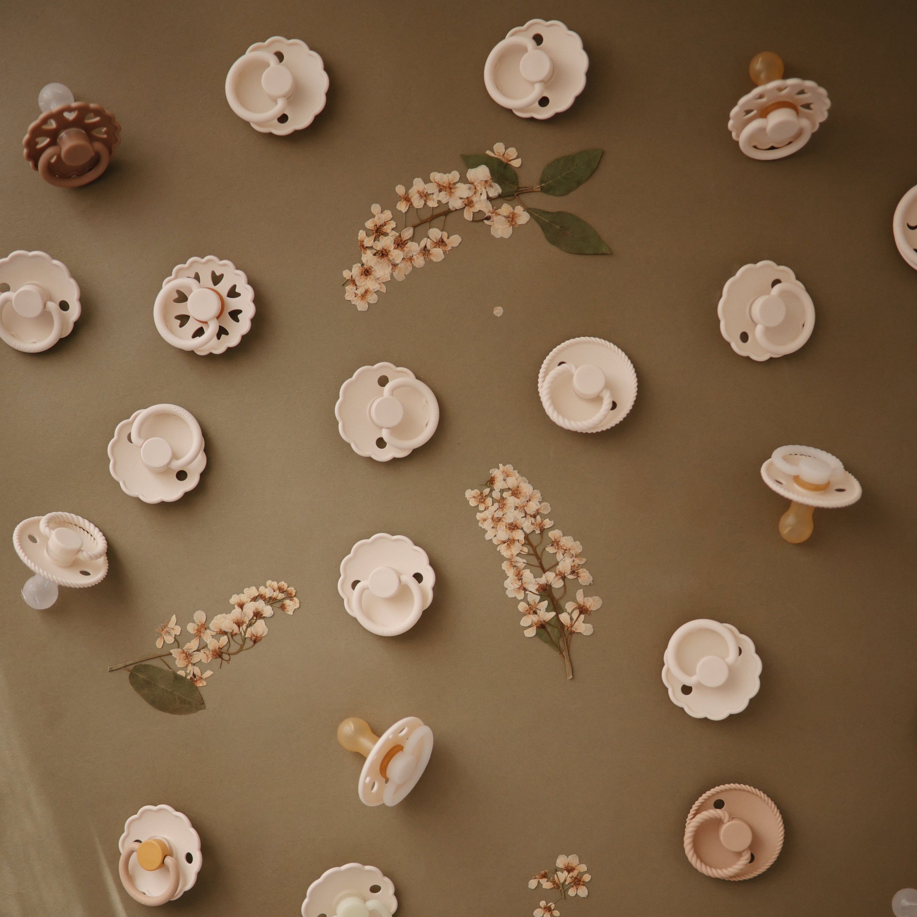 FRIGG Andersen Fairytale Natural Rubber Pacifier 2 - Pack - Tenth &amp; Pine - FRIGG PACIFIERS - 6 - 18 months - Twilight Mauve/Primrose