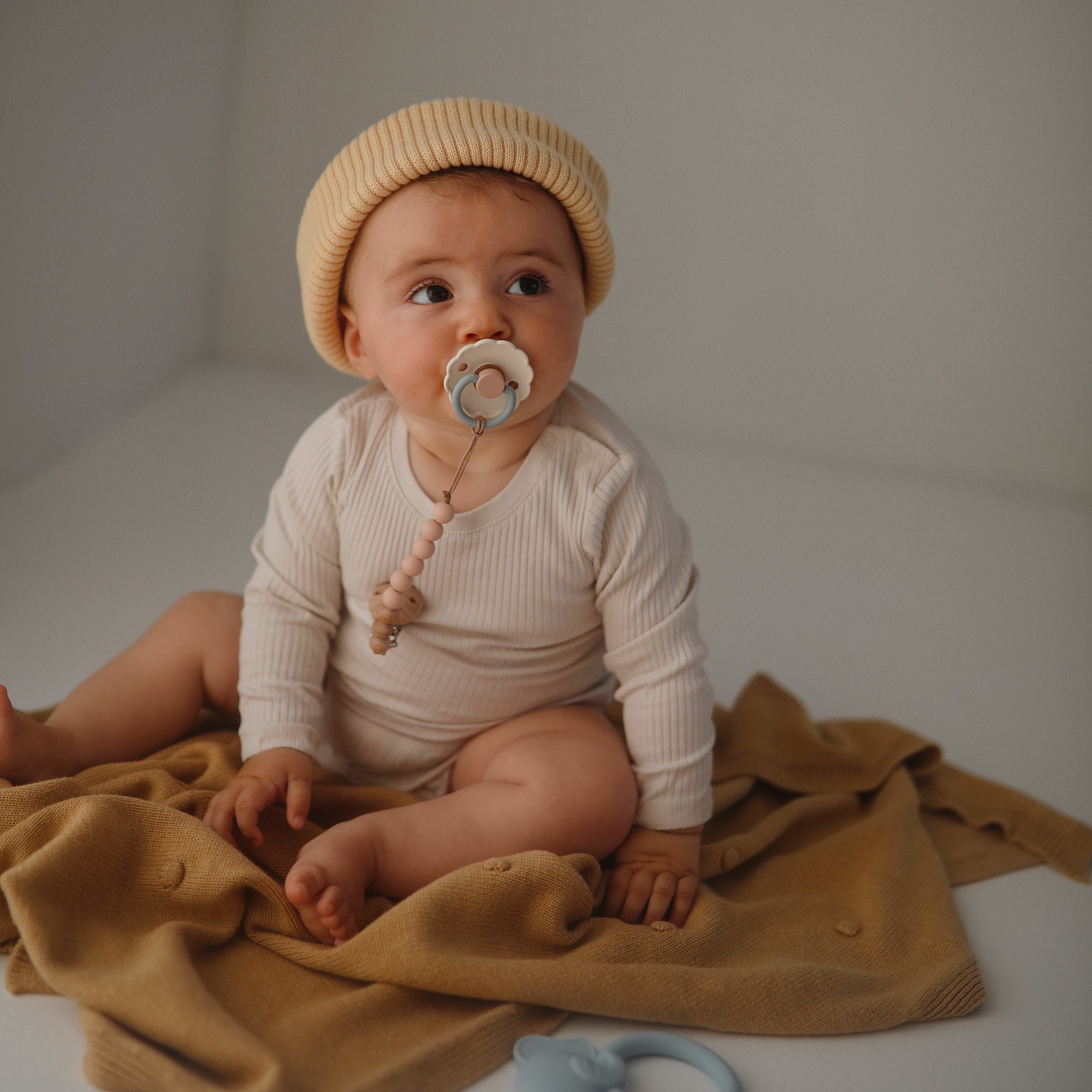 FRIGG Daisy Natural Rubber Pacifier 2 - Pack - Tenth &amp; Pine - FRIGG PACIFIERS - 6 - 18 months - Pink Cream/Poppy