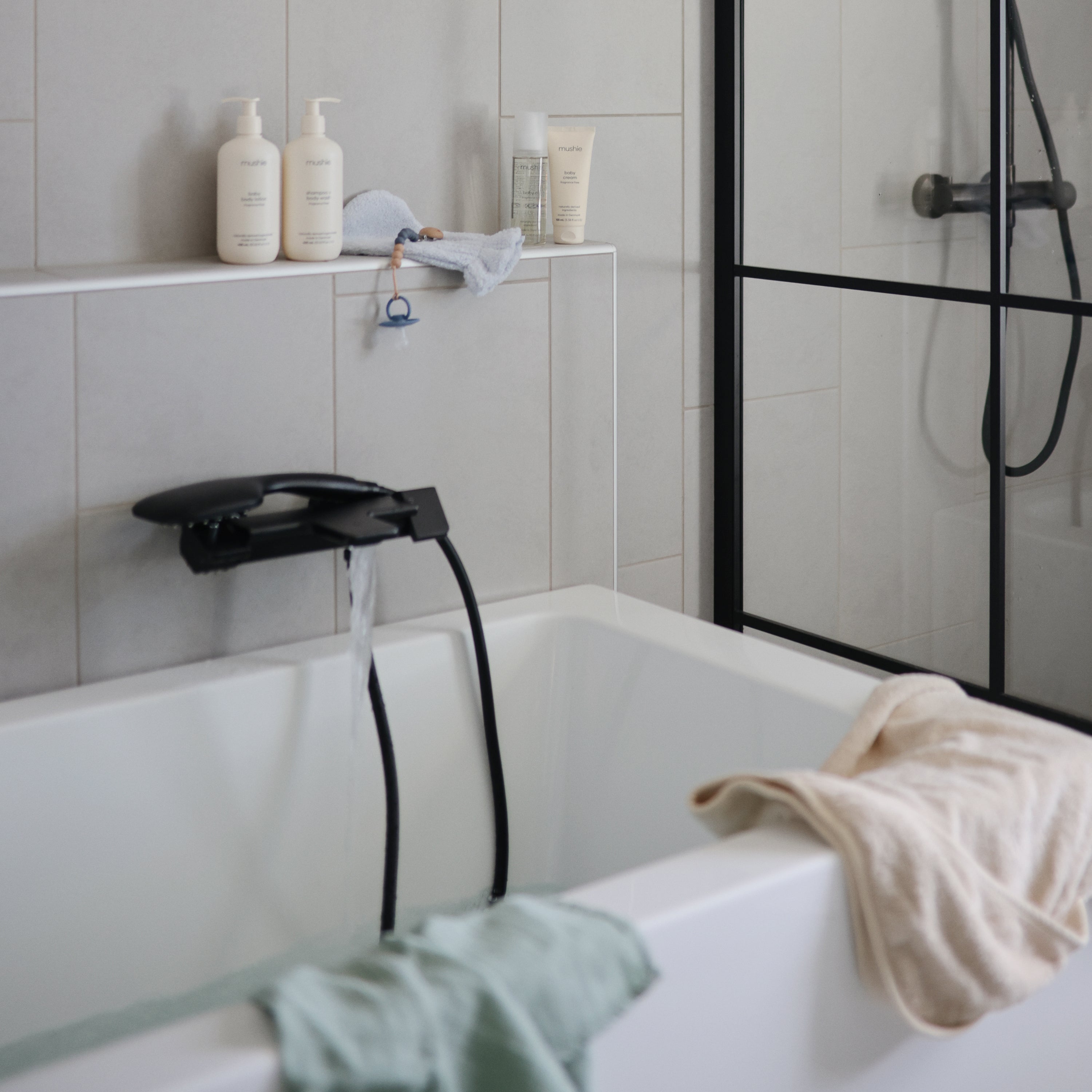 Silicone Pacifier Clip | Eva - Tenth &amp; Pine - Pacifier Clip - Black