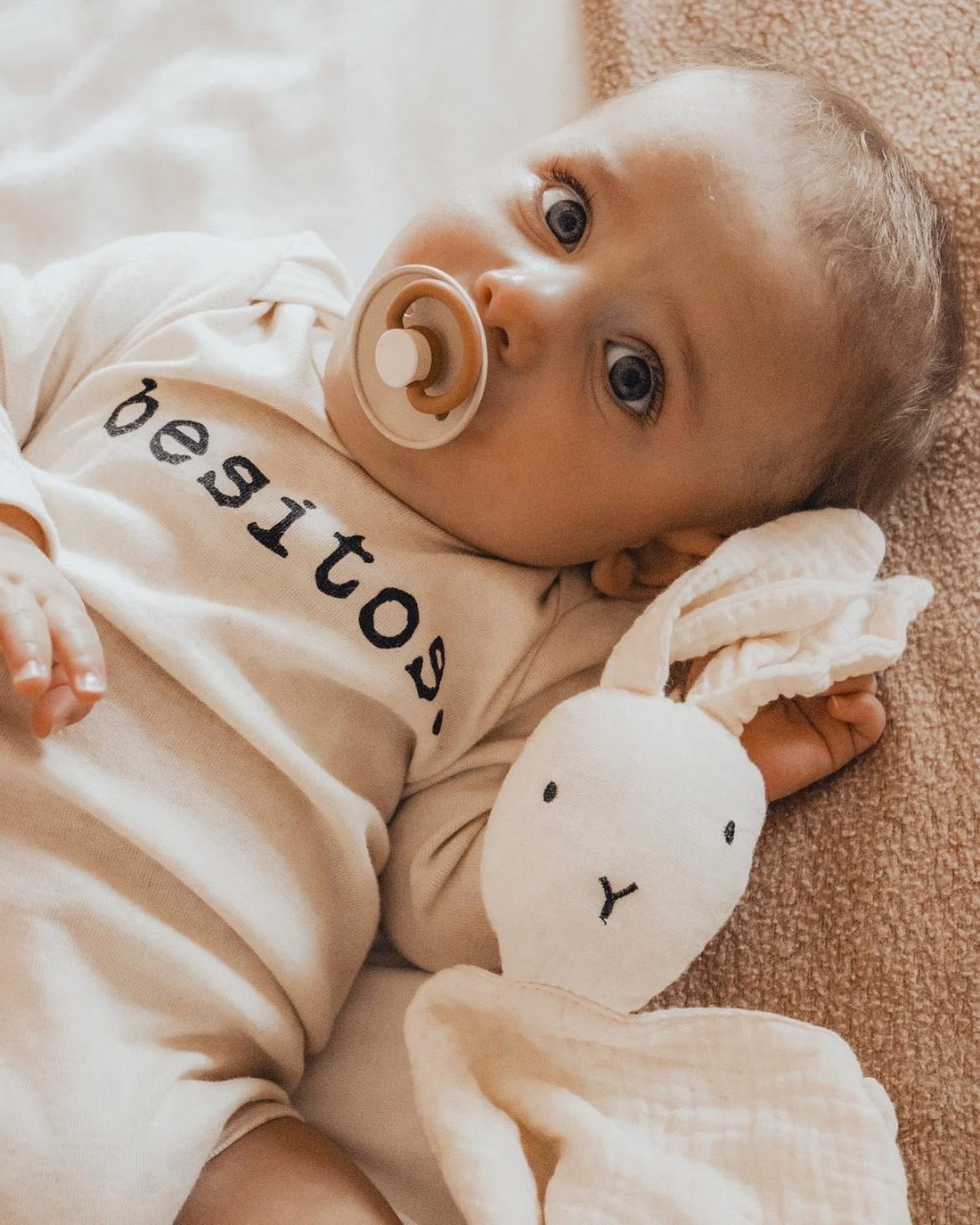 Baby Besitos Graphic Long Sleeve Organic Bodysuit - Tenth &amp; Pine - Long Sleeve Onesie - Black - 0 - 3M