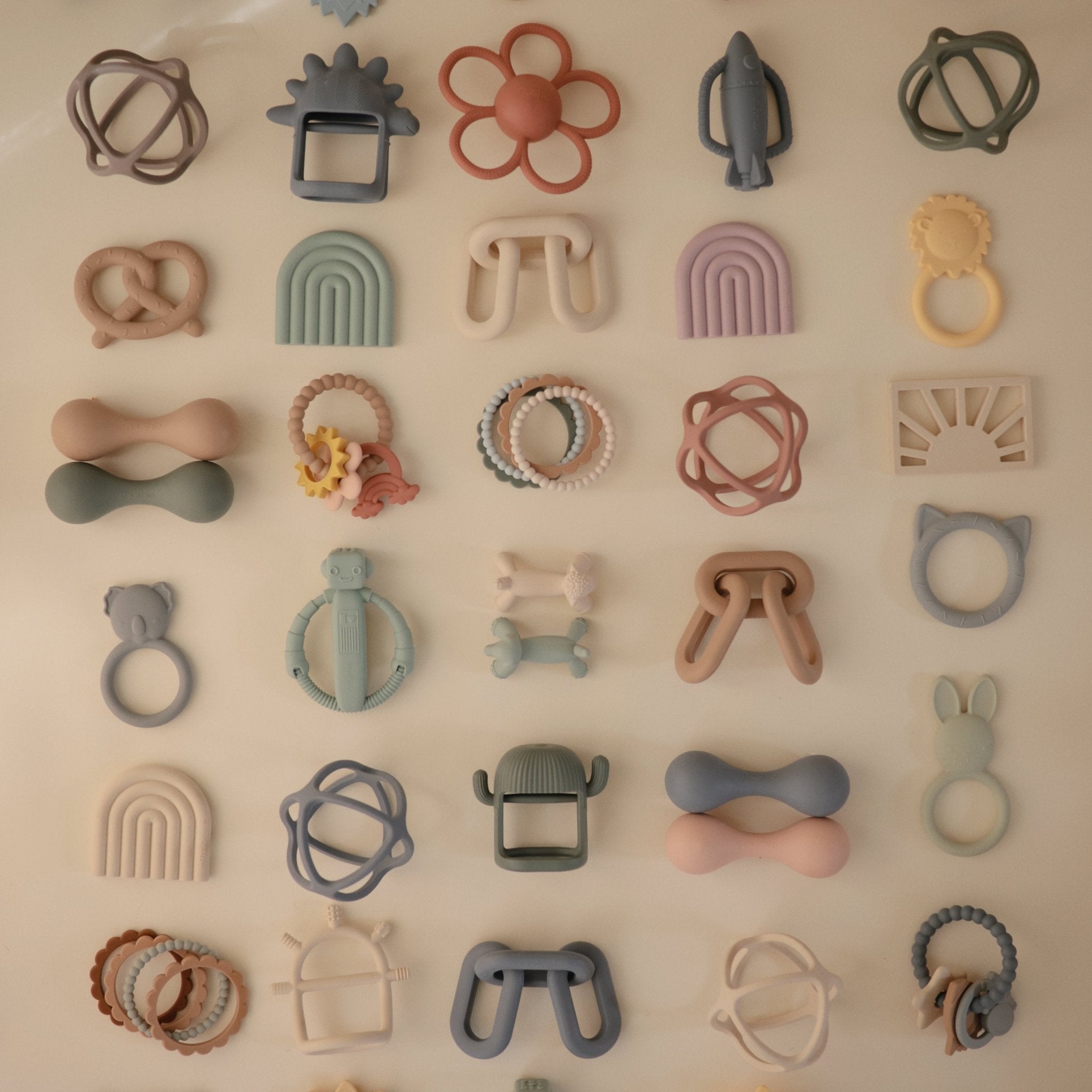 Daisy Rattle Teether - Tenth &amp; Pine - toys - Dusty Rose