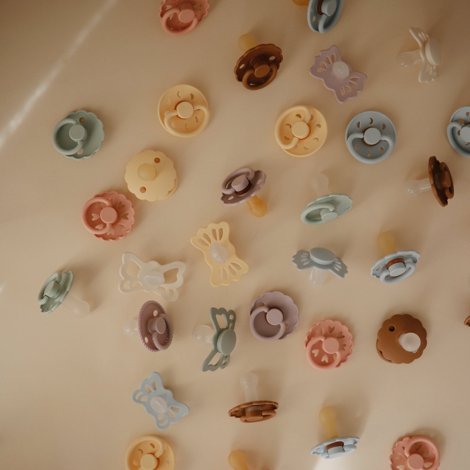 FRIGG Daisy Natural Rubber Pacifier 2 - Pack - Tenth &amp; Pine - FRIGG PACIFIERS - 6 - 18 months - Pink Cream/Poppy