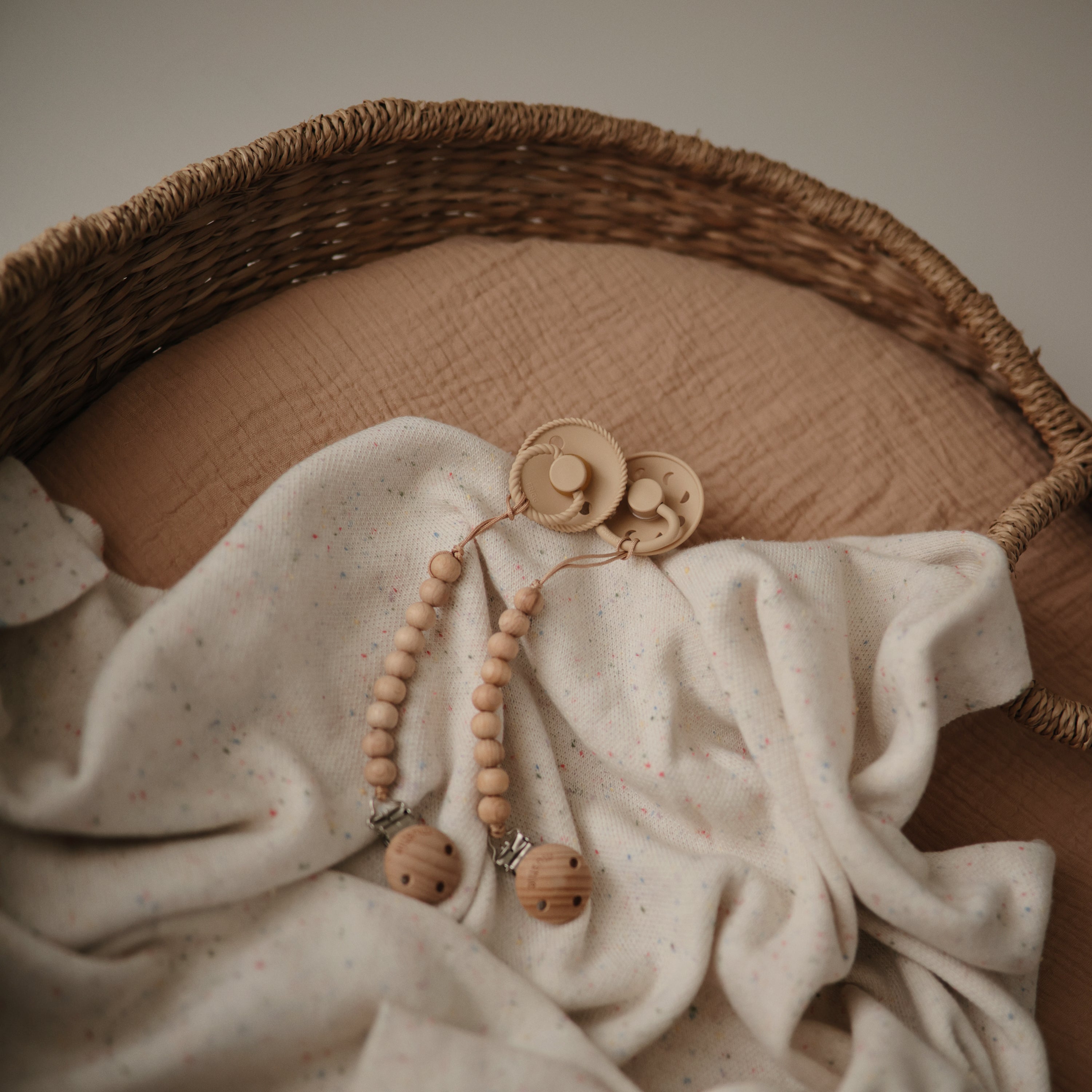 Silicone Pacifier Clip | Hera - Tenth &amp; Pine - Pacifier Clip - Tradewinds