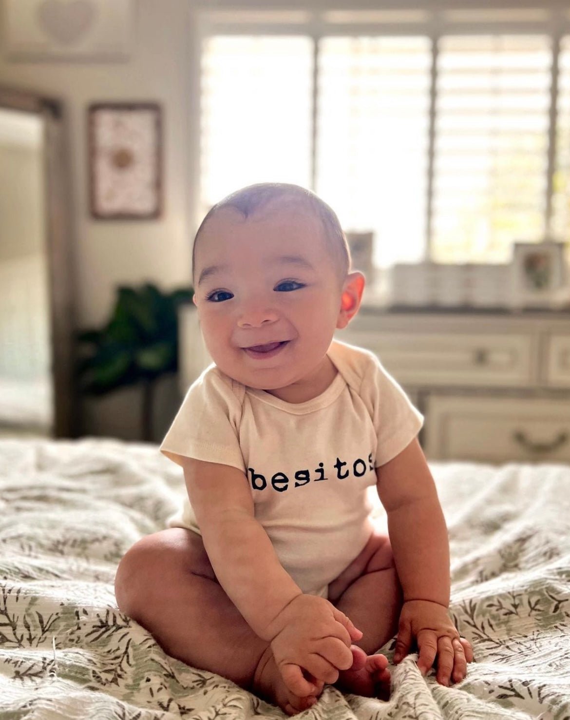 Organic Cotton Bodysuit - Besitos - Tenth &amp; Pine - Short Sleeve Onesie - 0 - 3M